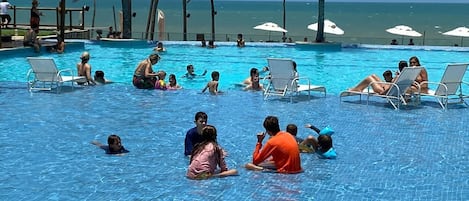 Una piscina al aire libre, una piscina climatizada