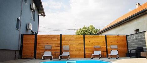 บ้านพัก (Four Bedroom Holiday Home with Pool) | สระว่ายน้ำ | สระว่ายน้ำกลางแจ้งเปิดตามฤดูกาล, ร่มริมสระว่ายน้ำ, เก้าอี้อาบแดดริมสระ