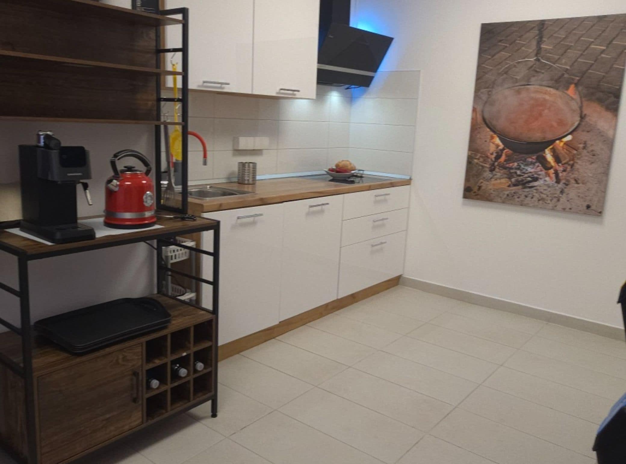 منزل (Four Bedroom Holiday Home with Pool) | مطبخ خاص | ثلاجة