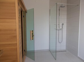 Casa (Four Bedroom Holiday Home with Pool) | Baño | Regadera y toallas 