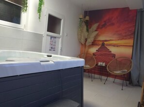 Nhà (Four Bedroom Holiday Home with Pool) | Bồn tắm spa riêng