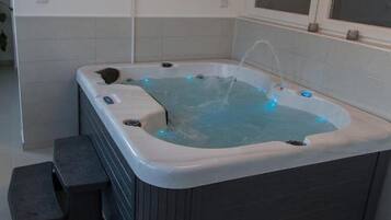 Maison (Four Bedroom Holiday Home with Pool) | Salle de bain | Douche, serviettes fournies
