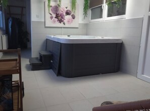 Casa (Four Bedroom Holiday Home with Pool) | Tina de hidromasaje privada