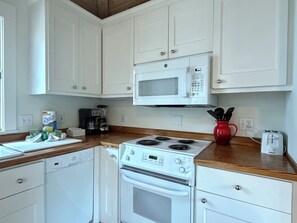 Cafetera y tetera, refrigerador, microondas y horno 