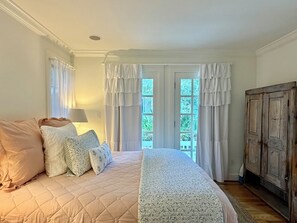 1 bedroom, WiFi (free), bed sheets - Across from Pool and Short Walk to Beach in Seaside, Fl + 2 Adult Bikes! (Santa Rosa Beach)