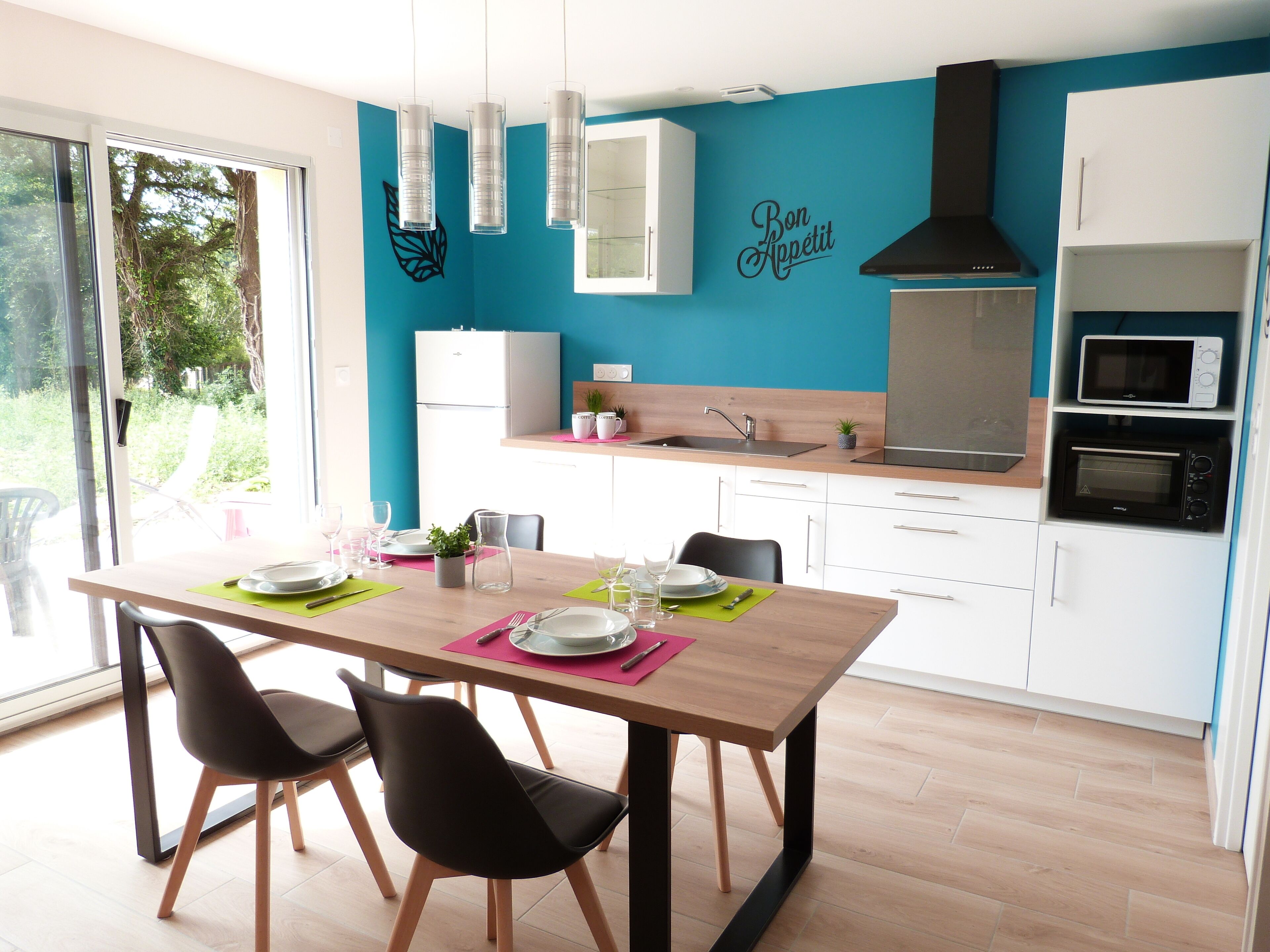 Køleskab, mikrobølgeovn, ovn, kogeplade