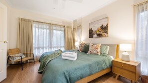 4 habitaciones, tabla de planchar con plancha, wifi y ropa de cama 