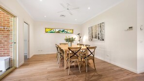 Dining - The Parkers - in the Heart of Bright (Bright)