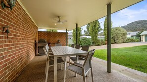 Outdoor dining - The Parkers - in the Heart of Bright (Bright)