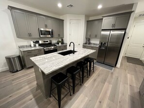 Frigorifero, microonde, forno, piano cottura