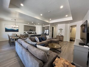 Lettore DVD, tavolo da ping pong, biblioteca musicale