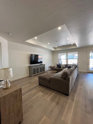 Lettore DVD, tavolo da ping pong, biblioteca musicale