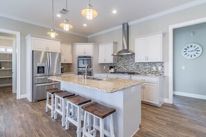 Fridge, microwave, oven, stovetop - Upscale Vacation Home Within Walking Distance To Johnson Beach In Perdido Key (Pensacola)