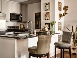 Full-size fridge, microwave, oven, stovetop