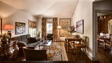 Apartemen Mewah | Area keluarga | Televisi layar datar 65-inci dengan saluran TV digital, TV, dan Netflix