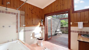 Shower, jetted bath, hair dryer, towels