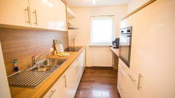 Appart'hôtel Luxe | Cuisine privée | Grand réfrigérateur, micro-ondes, four, plaque de cuisson