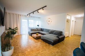 럭셔리 콘도 | 거실 공간 | 위성 채널 시청이 가능한 85인치 스마트 TV, TV, 넷플릭스