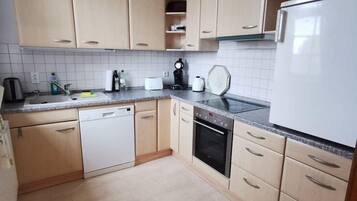 Frigorifero, forno, piano cottura, lavastoviglie