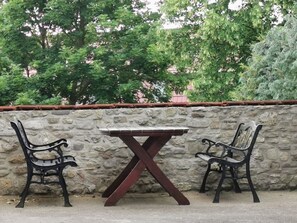 Outdoor dining - Quiet vacation apartment in a manor house, 5 minutes from the park (Niederorschel)