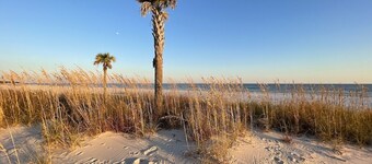 Vacation Paradise near beach sleeps 6+