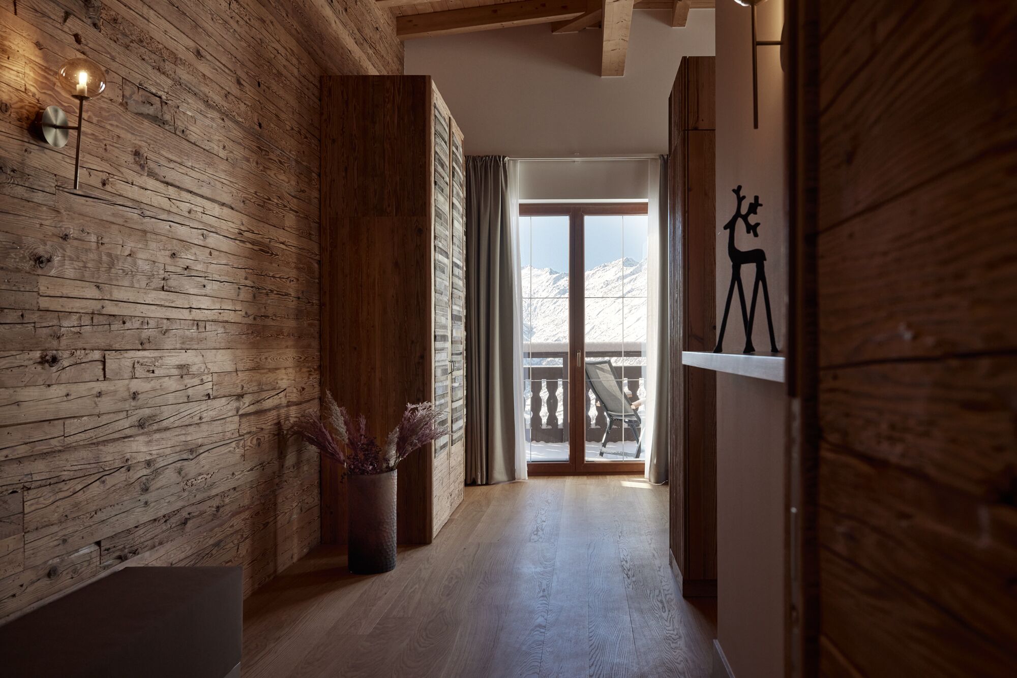Luxury Suite | Ylelliset vuodevaatteet, minibaari, tallelokero huoneessa