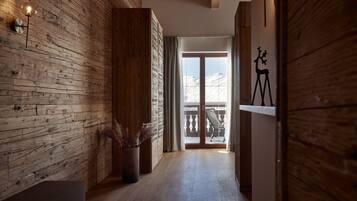 Luxury Suite | Ylelliset vuodevaatteet, minibaari, tallelokero huoneessa