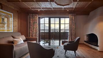 Superior suite | Luxe beddengoed, een minibar, een kluis op de kamer, een bureau