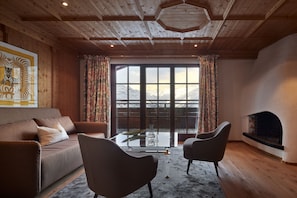 Superior suite | Luxe beddengoed, een minibar, een kluis op de kamer, een bureau