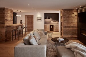 高档床上用品、迷你吧、客房内保险箱、办公桌