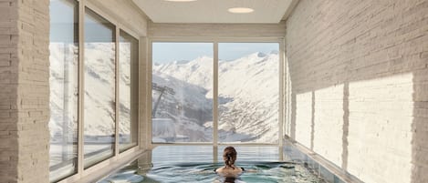 高档床上用品、迷你吧、客房内保险箱、办公桌