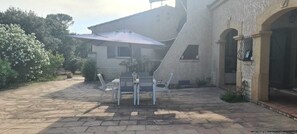 Outdoor dining - CHARMING HOUSE WITH POOL (Le Luc)