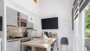 Wasserkocher mit Kaffee-/Teezubehör, Kühlschrank, Mikrowelle, Ofen