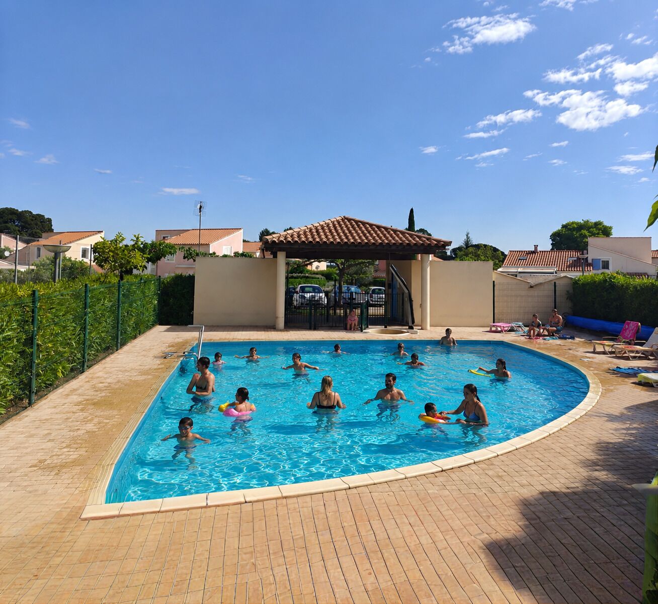 Una piscina al aire libre