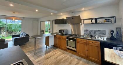 Maison située dans un quartier calme, proche du centre ville.