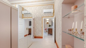 A hallway with mirrored walls, a glass shelf with candles, and a patterned wall. - The Silk Thread the Luxury 3 Bedrooms Apartment (Lucca)