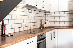 Fridge, oven, coffee/tea maker, toaster