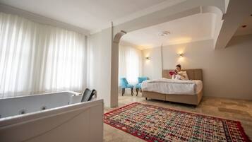 Deluxe Suite, 1 Queen Bed | Individually decorated, individually furnished, laptop workspace