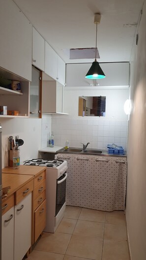 Fridge, microwave, oven, stovetop - Large shaded terrace very close to the beach (Agde)