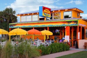 屋外ダイニングエリア