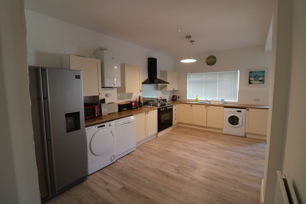 Køleskab, mikrobølgeovn, ovn, kogeplade