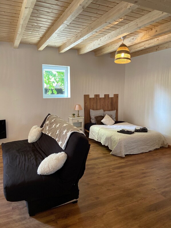 1 bedroom, free WiFi, bed sheets, wheelchair access - Le Noyer: Cosy little chalet near Mulhouse (Riedisheim)