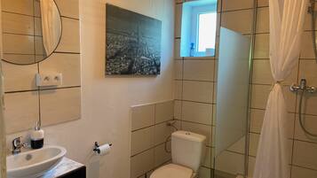 Ducha, secador de pelo, toallas, jabón