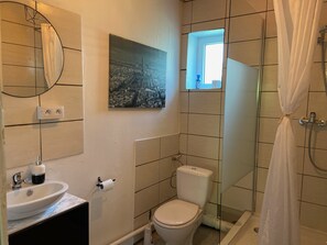 Shower, hair dryer, towels, soap - Le Noyer: Cosy little chalet near Mulhouse (Riedisheim)