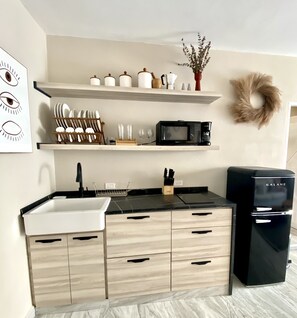 Kjøleskap, mikrobølgeovn, kokeplater og kaffetrakter/tekoker