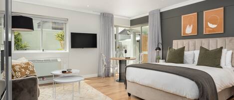 1 soveværelse, pengeskab på værelset, strygejern/strygebræt