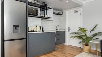 Réfrigérateur, micro-ondes, four, plaque de cuisson