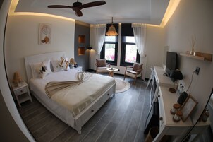 Deluxe Suite | 1 bedroom, premium bedding, memory foam beds, minibar