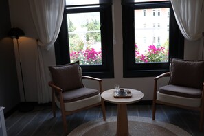 ห้องดีลักซ์สวีท | 1 ห้องนอน, เครื่องนอนระดับพรีเมียม, เตียงเมมโมรีโฟม, มินิบาร์