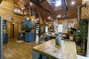 Een smart-tv en een open haard